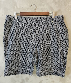 Susan Graver Pull On Bermuda Shorts Geometric Black/White Stretch Pockets Size L